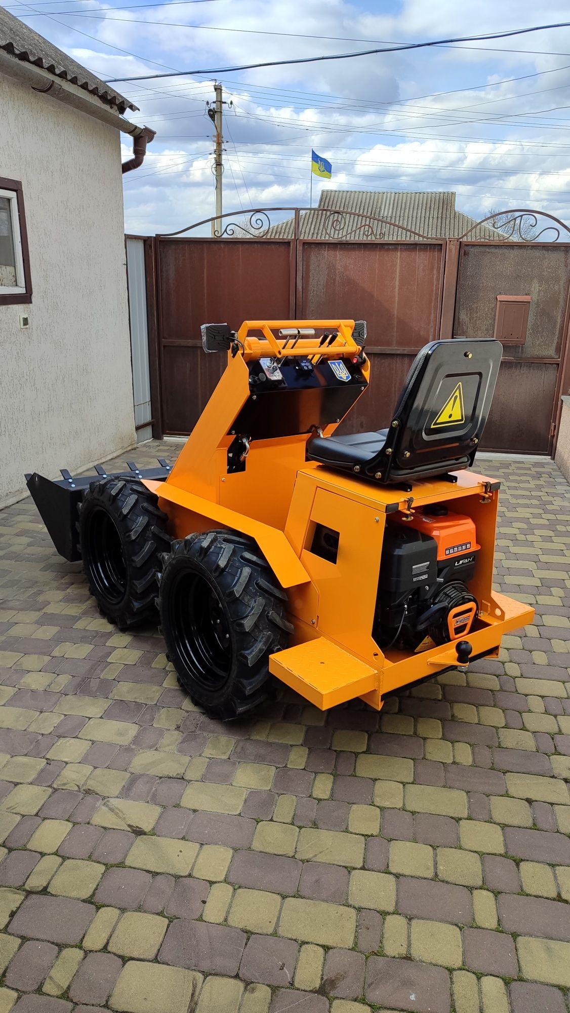 мінінавантажувач Toytraktor