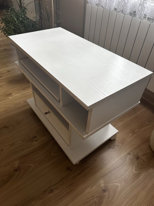 Szafka RTV na kólkach