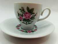 Filiżanka ze spodkiem biała porcelana bukiet róż