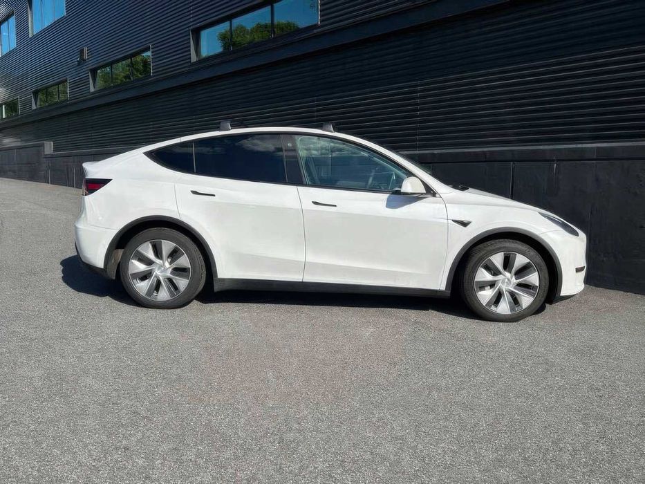 Tesla Model Y      2021