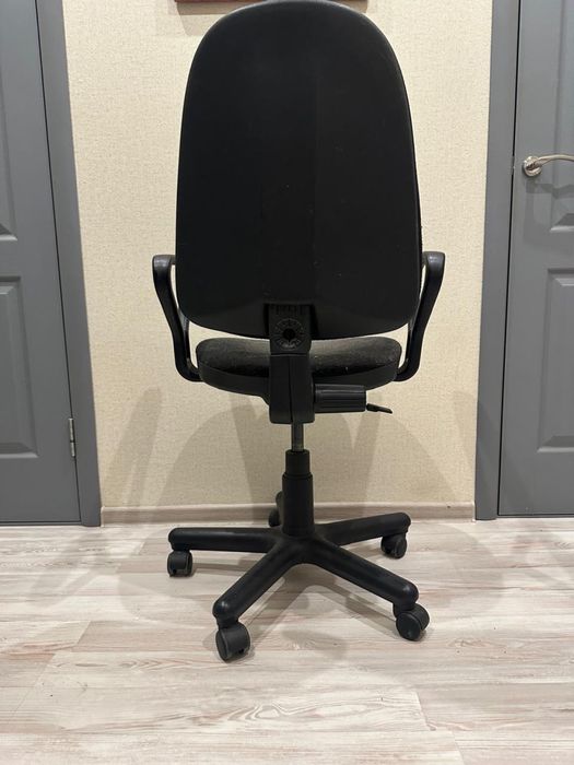 Стілець офісний чорний