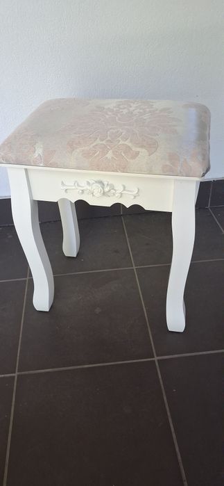 Taboret stylizowany stołek biały glamour