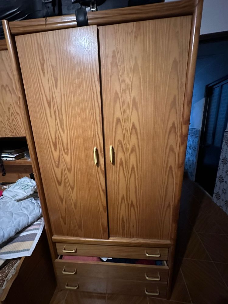 2 roupeiros e 1 móvel de sala ( vendido em separado ) Tudo negociável