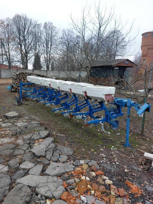Культиватор КРН 5,6 продається з системою сухих і рідких добрив