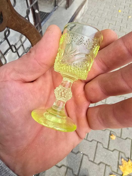 Bardzo stary uranowy kieliszek