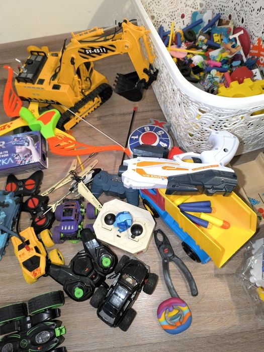 Пакет іграшки для хлопчиків. Танчики, екскаватор на радіоуправлінні.