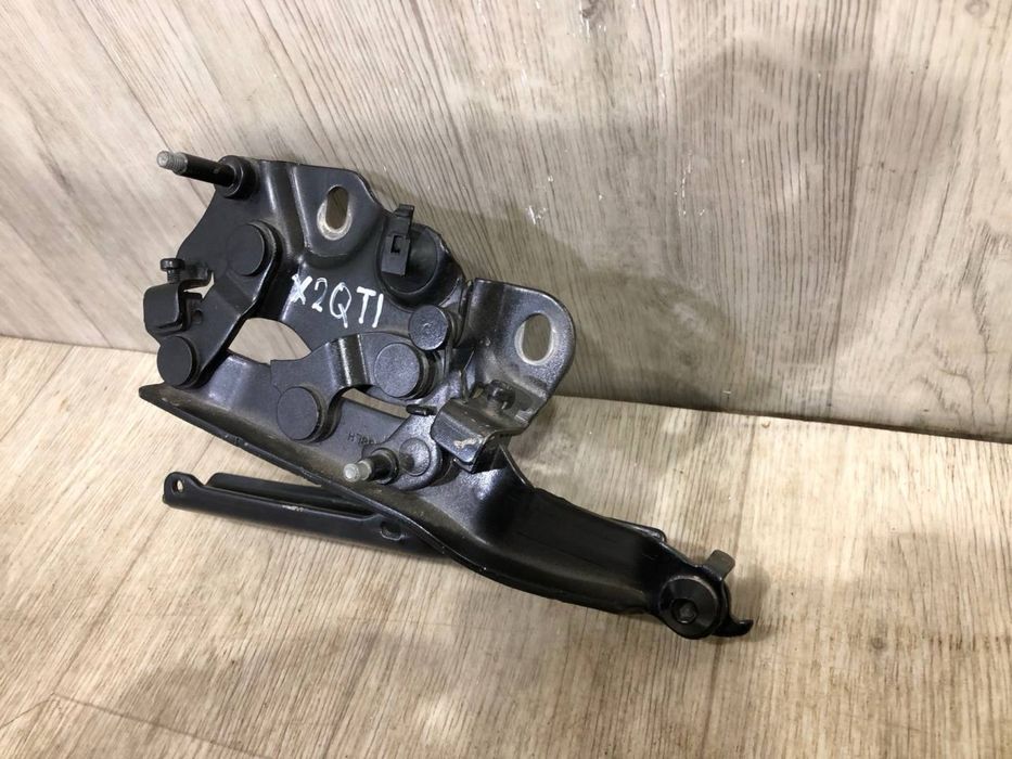 Петля капота левая Audi A3 (2012-2020 г.) кріплення капоту 8V0823301