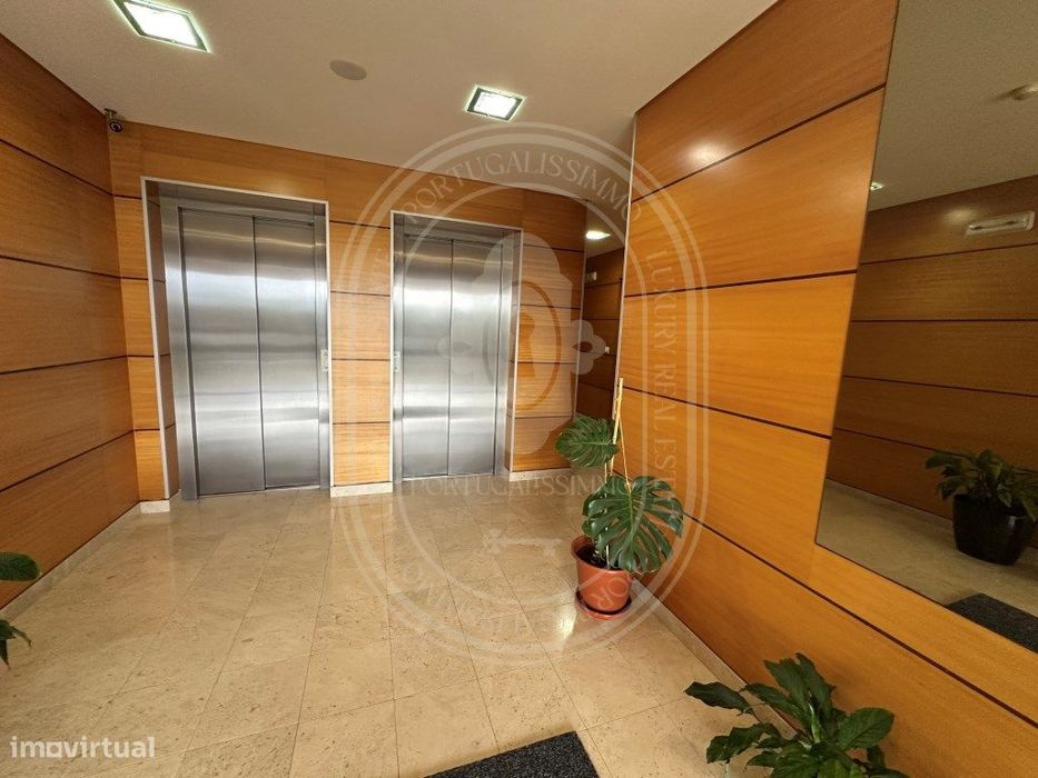 Apartamento T2 com garagem e estacionamento para arrendar