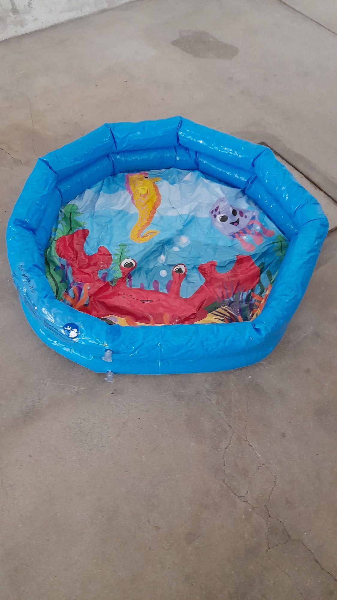 Vendo duas piscinas e boia para bebés
