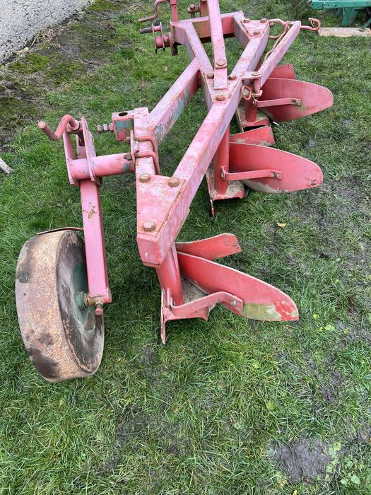 продам плуг трьохкорпусний