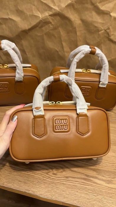 Nowy MiuMiu Koszulek Brązowy - Skóra Naturalna i Modny Design