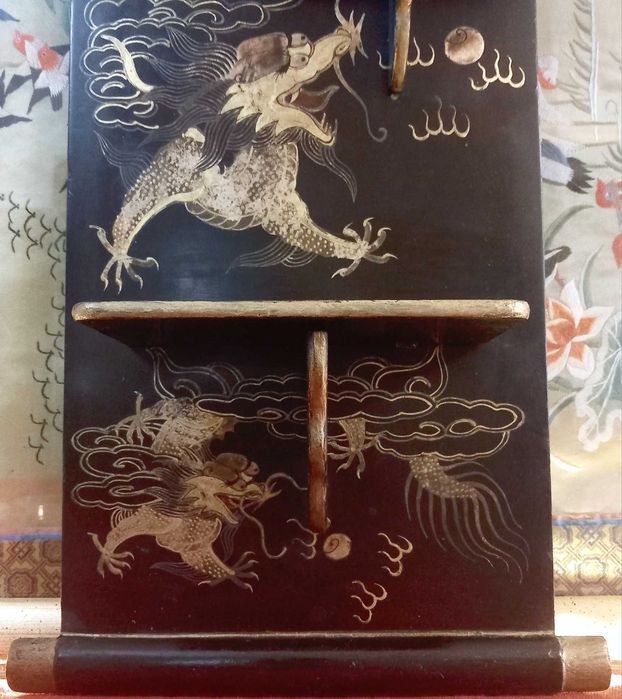 Bonito e Antigo Par de expositores Chineses, em madeira lacada,