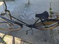 Bicicleta preta a famosa pasteleira