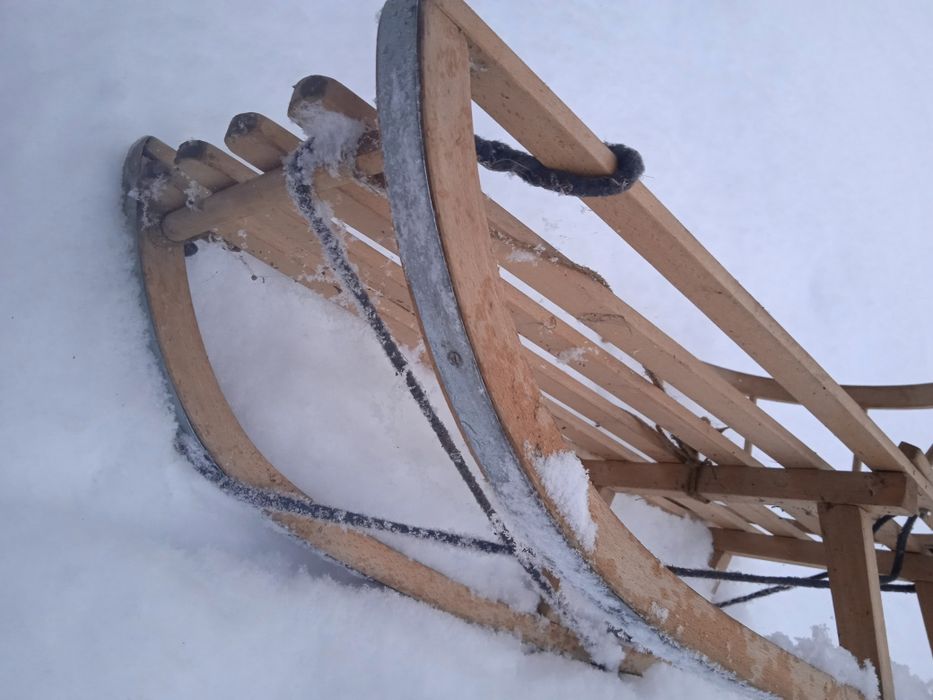 Санки деревян із спинкою. Повністю справні.