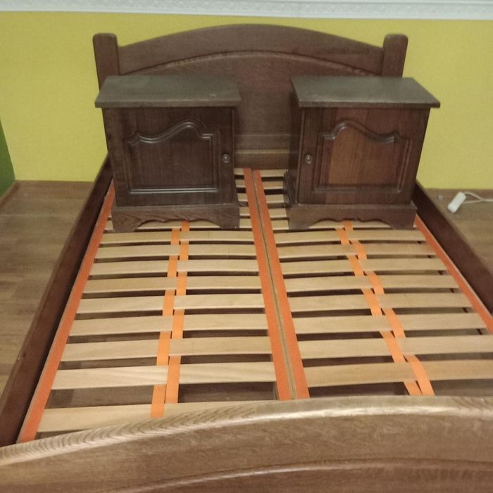 Łóżko 2m×1.40m oraz szafki nocne z drewna