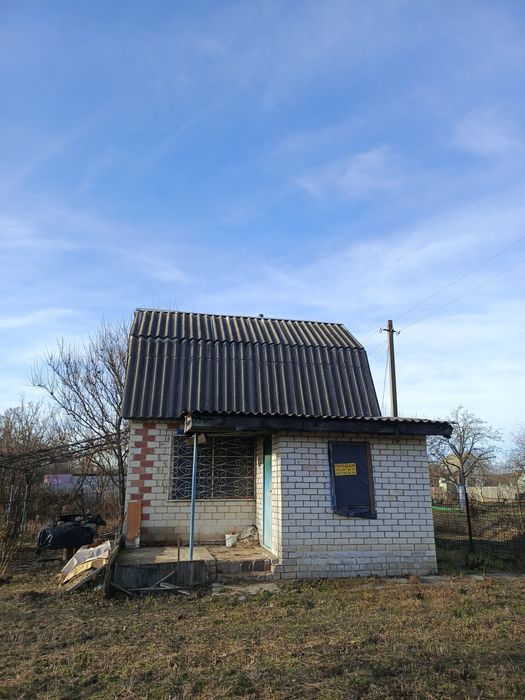 Дача ЗАЗ поряд із зупинкою.