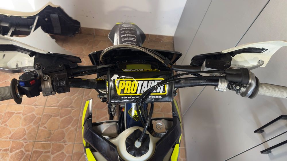 Husqvarna FE 250 doposażona