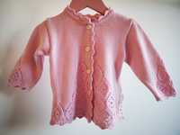 Ażurowy sweterek dla dziewczynki w rozmiarze 68/74