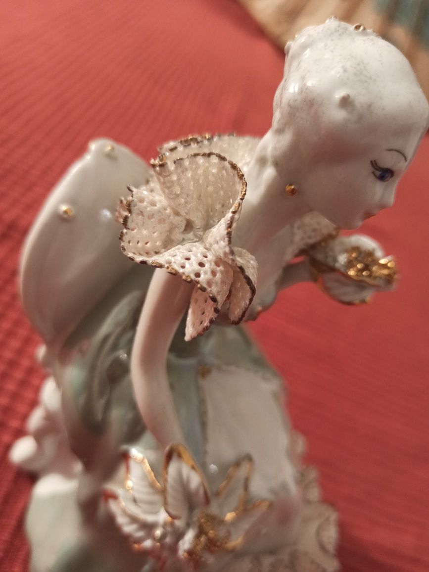 Porcelanowa piękna figurka kobieta w sukni koronka