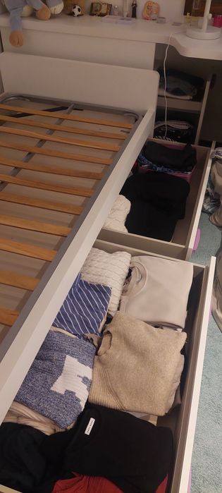 Cama solteiro e secretária parede