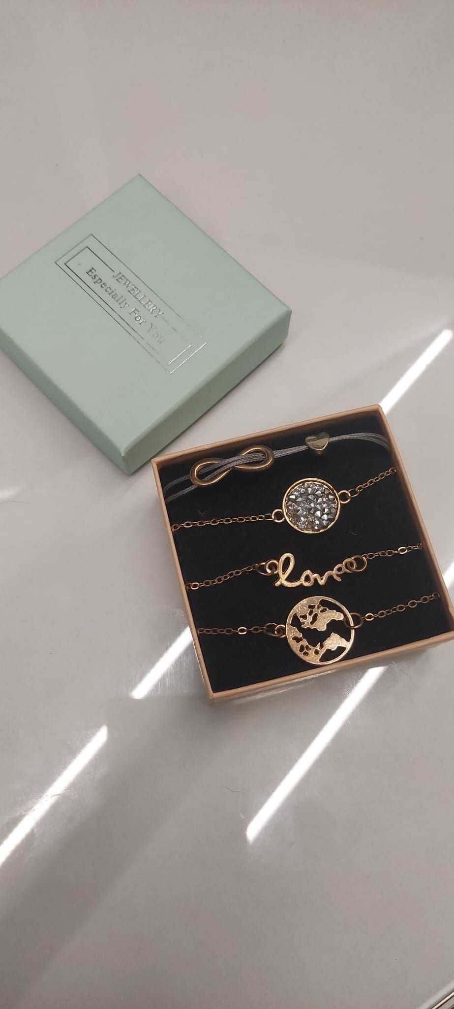 Conjunto de pulseiras douradas