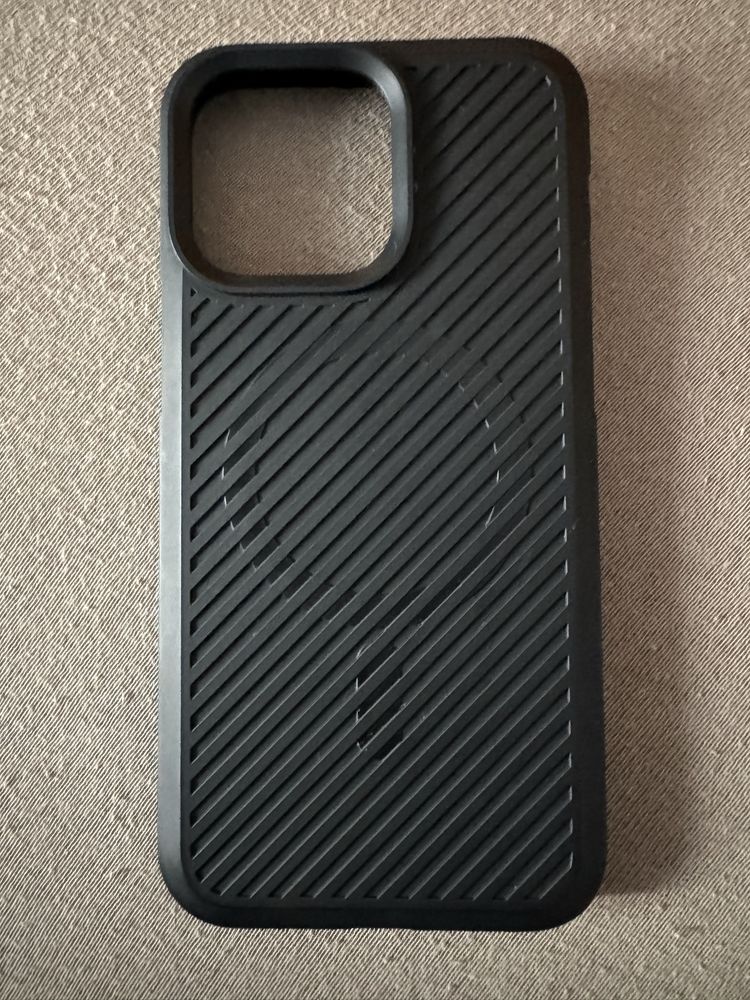 Etui iphone 15 pro max spigen