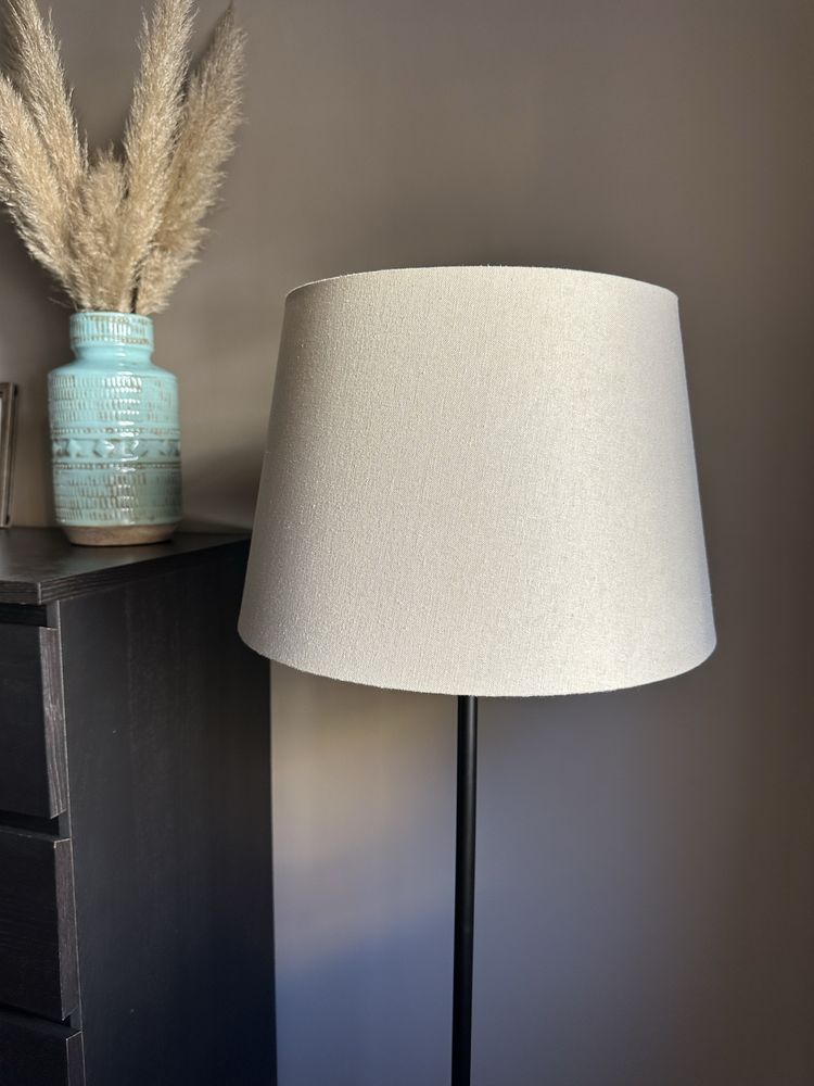 Candeeiro de Pé Preto e Beige estilo RINGSTA/SKAFTET do IKEA