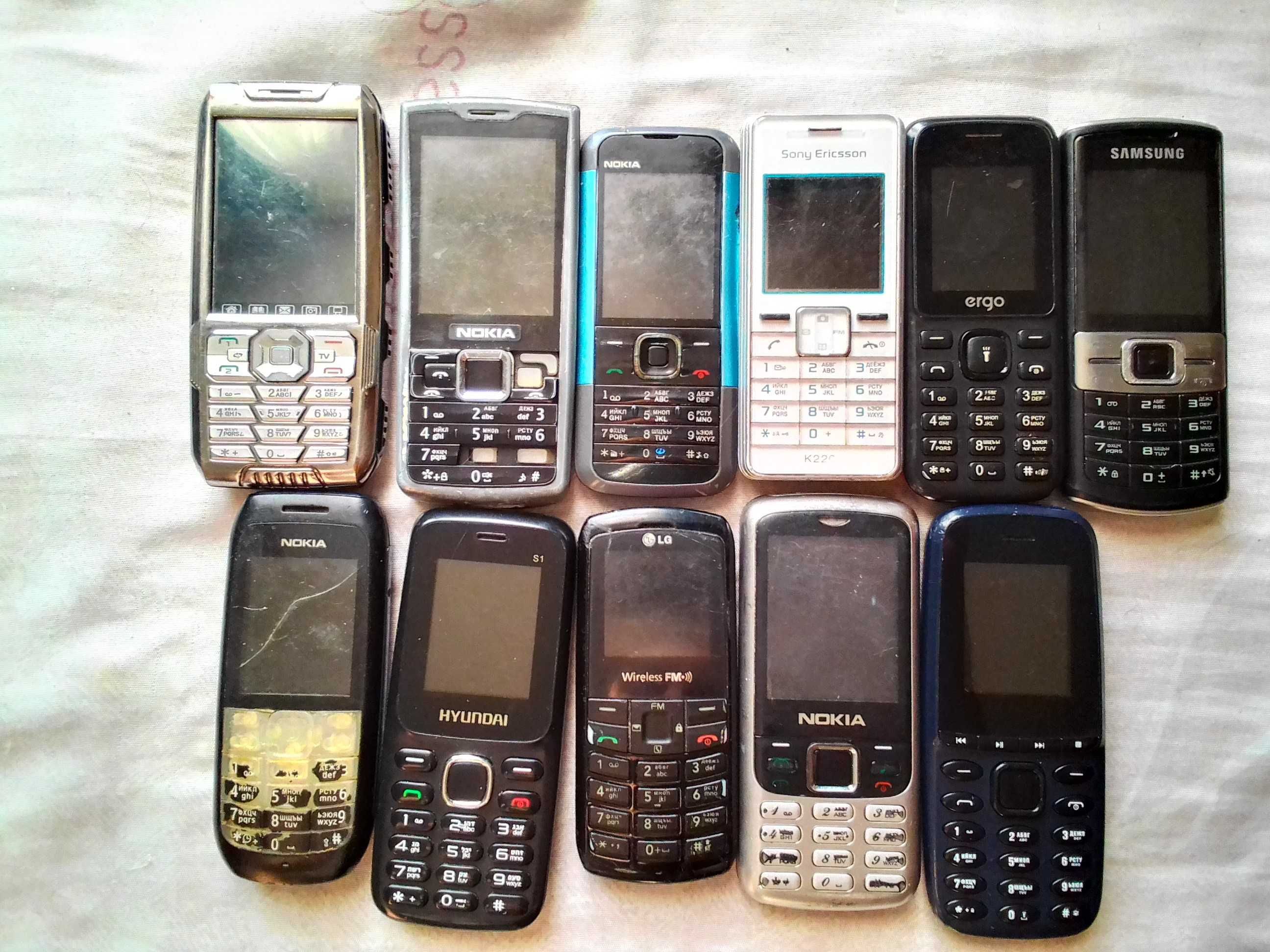 Лот телефонів/смартфонів.