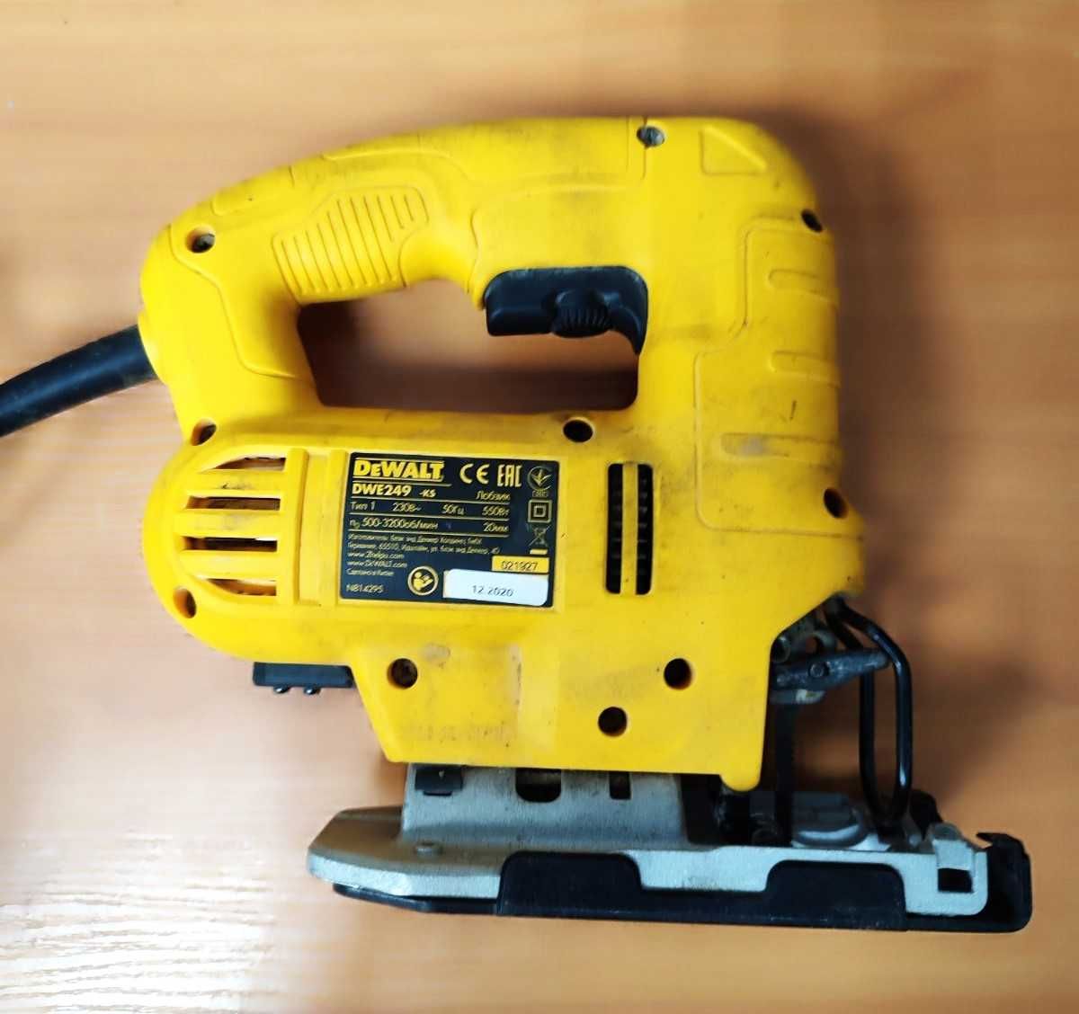 Лобзік Dewalt DWE249