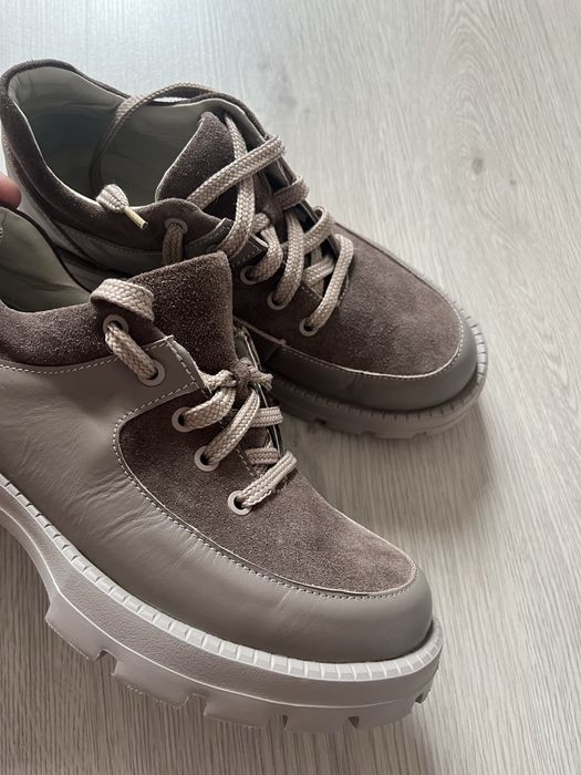 Шкіряне взуття та натуральний замш