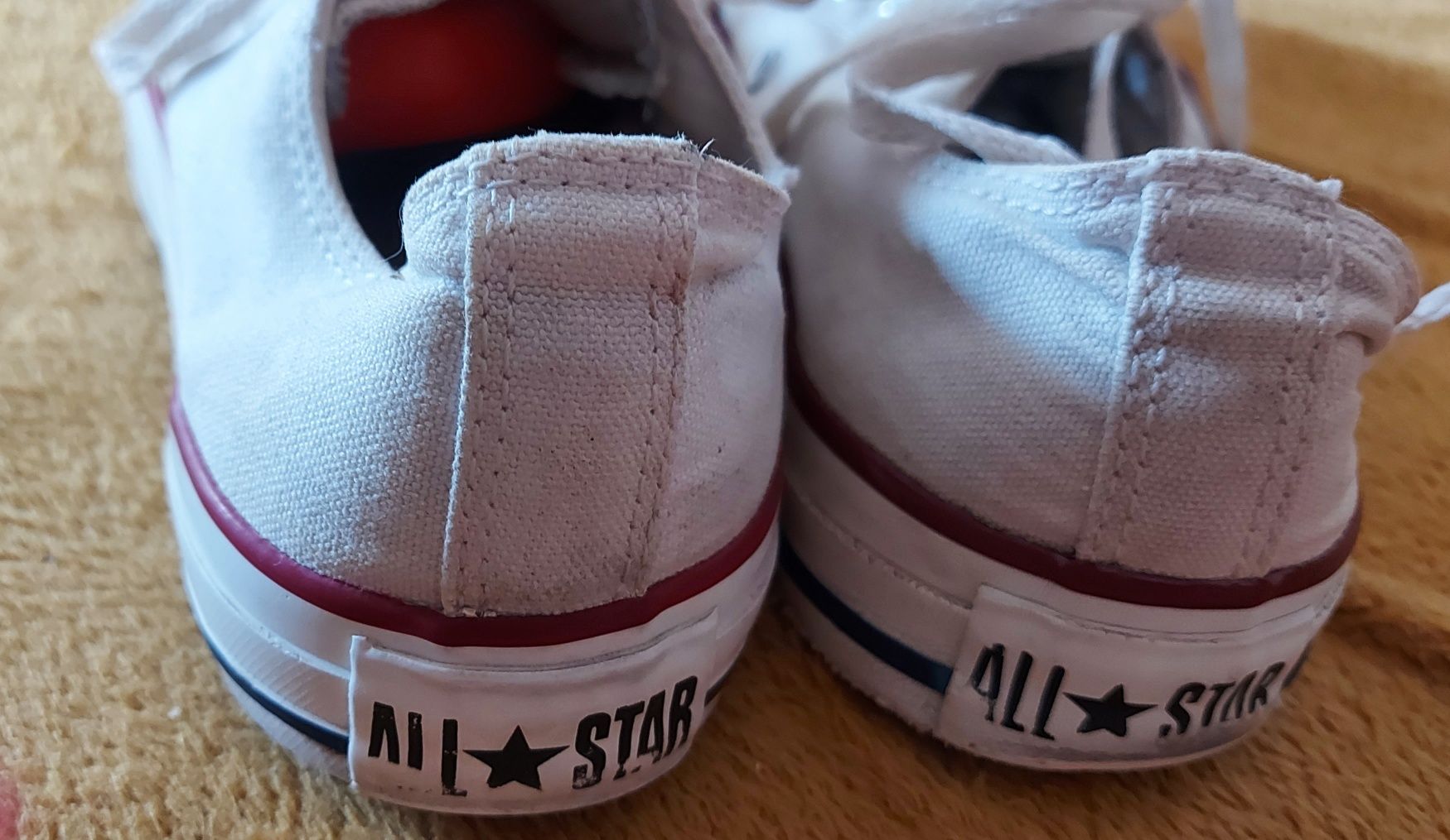 Białe tranpki Converse. Rozmiar 39.