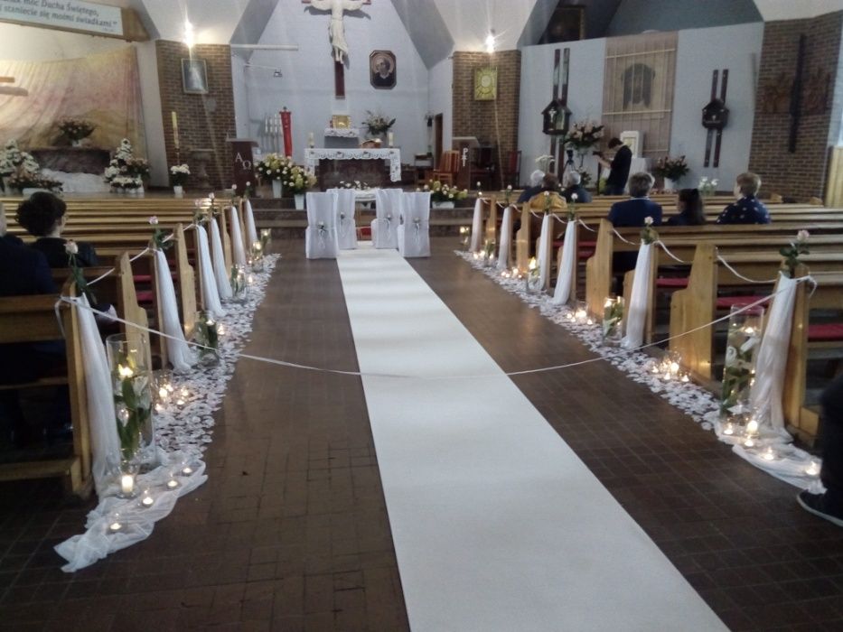 Dekoracje kościoła na ślub, biały i czerwony dywan, ścianka, tło
