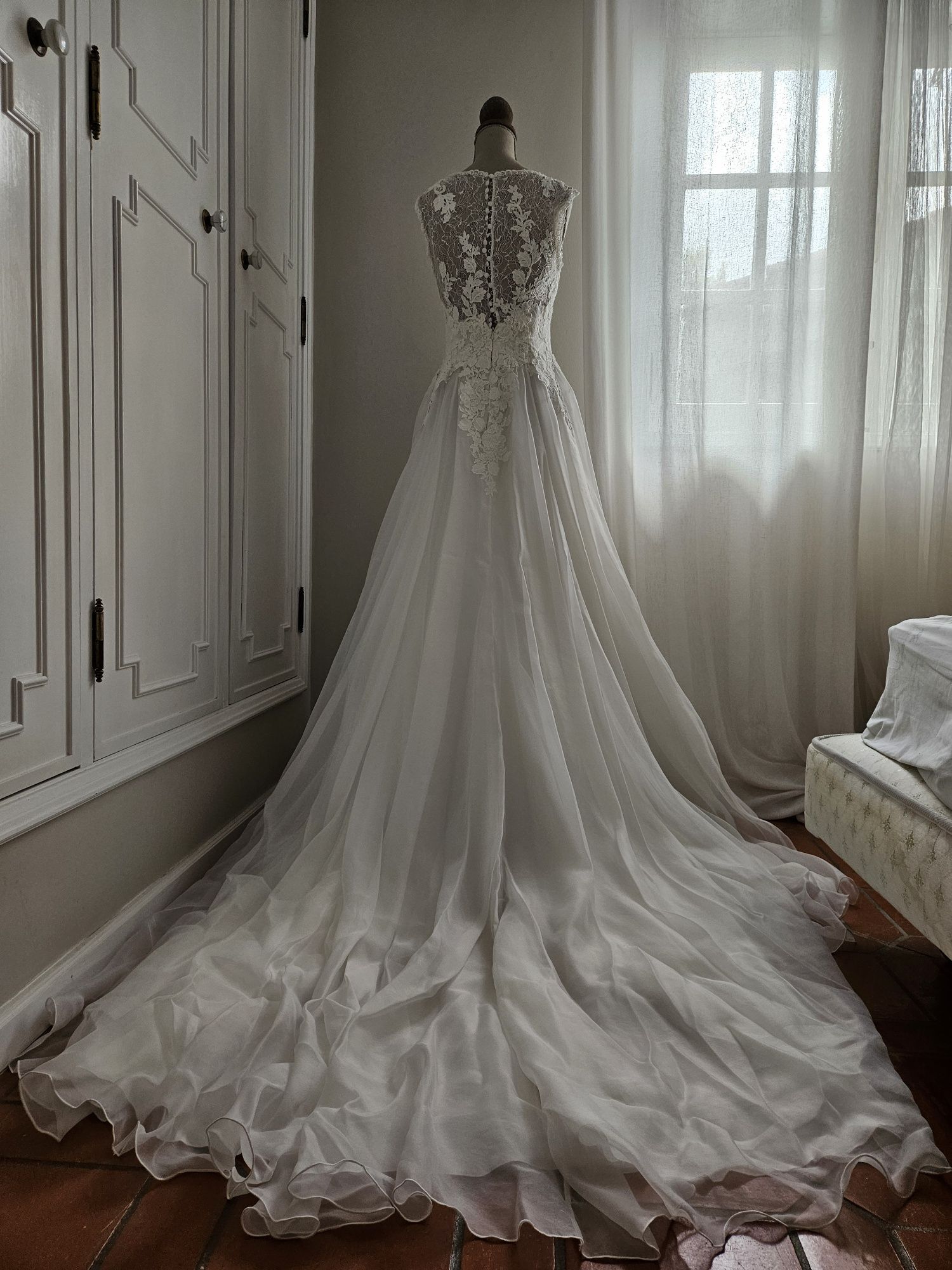 Vestido de noiva Pronovias com véu e saiote. Tamanho S