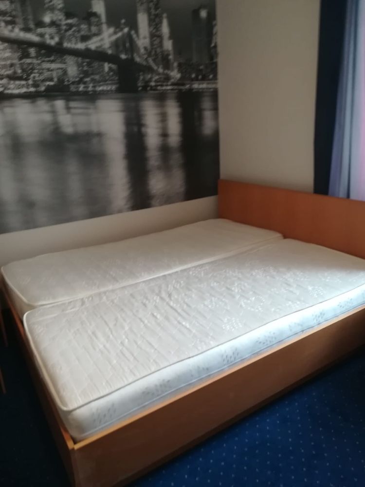 Ramy drewniane łóżka bez materacy 90x200