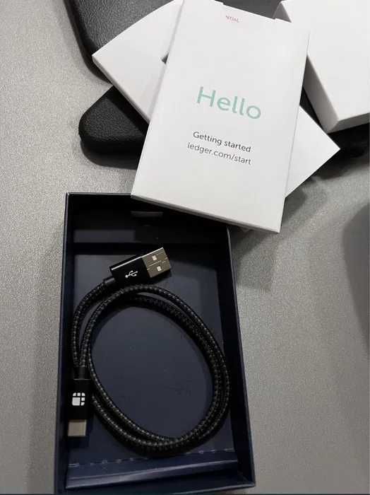 Холодный кошелек Ledger Nano X для хранения криптовалюты.