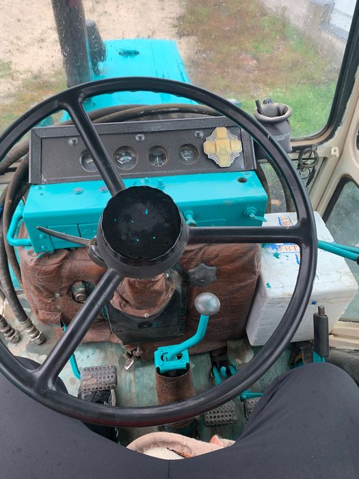 Ескаватор юмз на повному ходу стоїть стартер