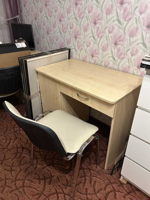 Стіл письмовий білий