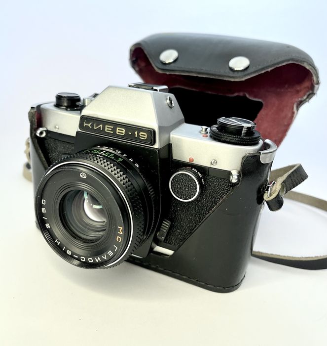 Дзеркальний фотоапарат Київ-19 з обʼєктивом Геліос 81Н 2/50