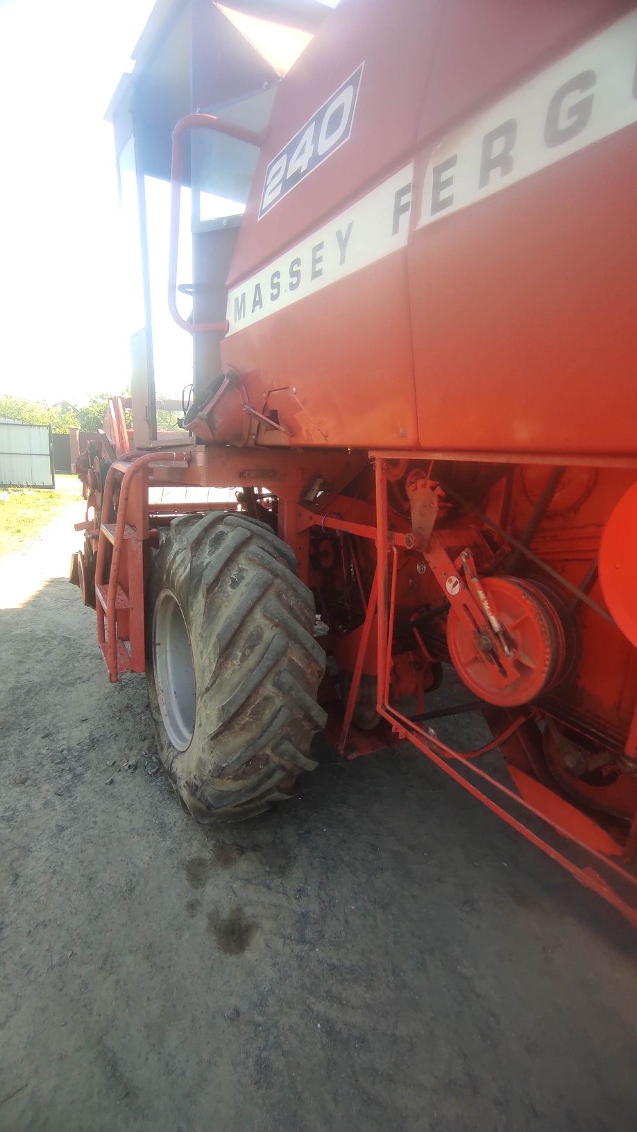 Комбайн зернозбиральний Massey Ferguson 240