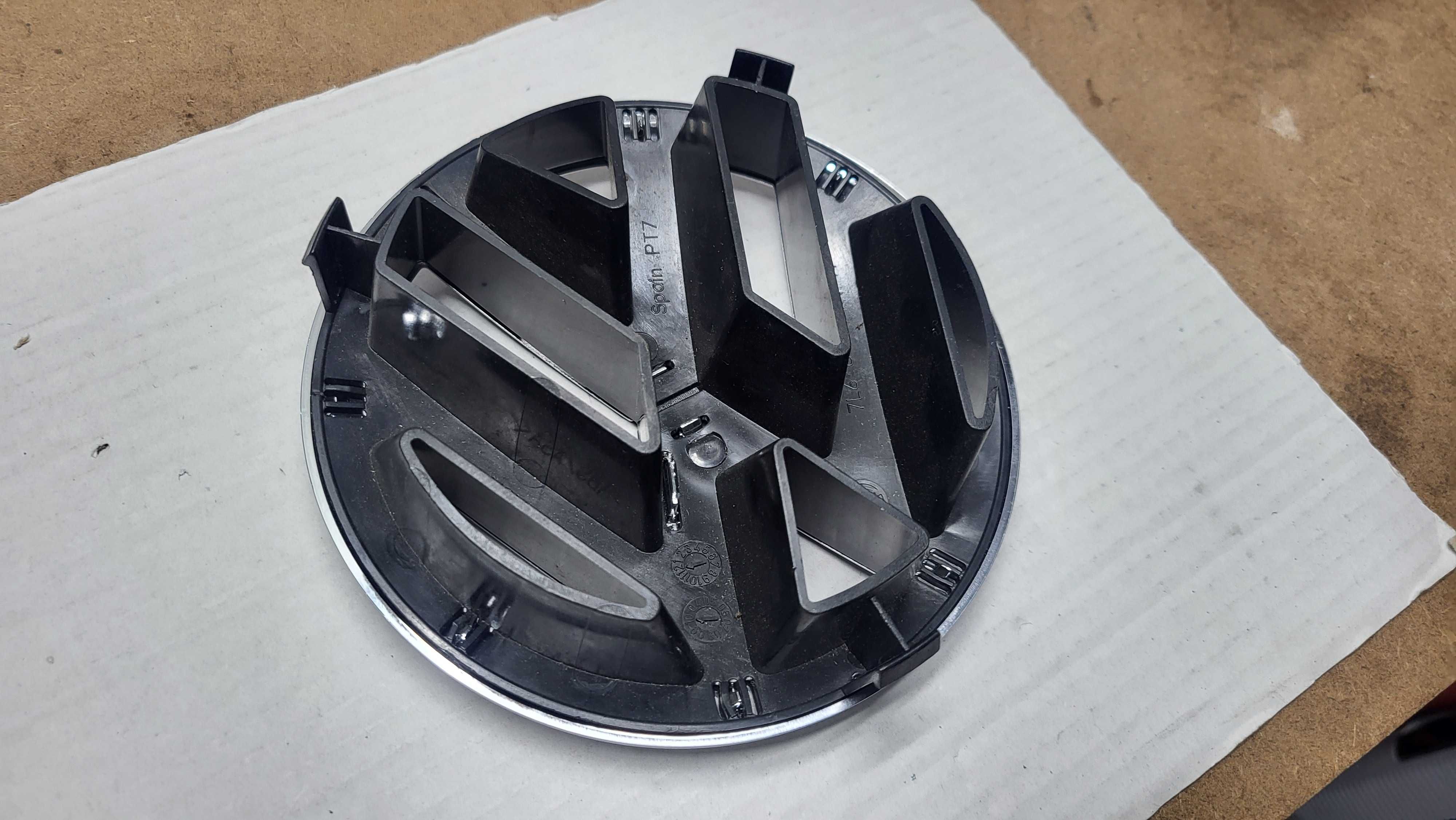 Emblemat Znaczek Logo VW PRZÓD do Atrapy GRILLA Touareg 7L6 LIFT