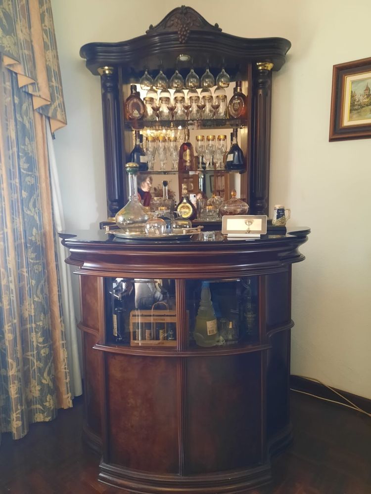 Bar Clássico de Madeira Maciça