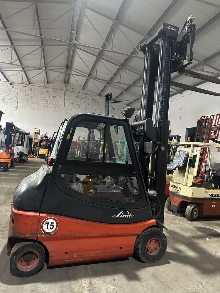 Empilhador linde eletrico de 2500 kgrs com deslocador lateral e garfos