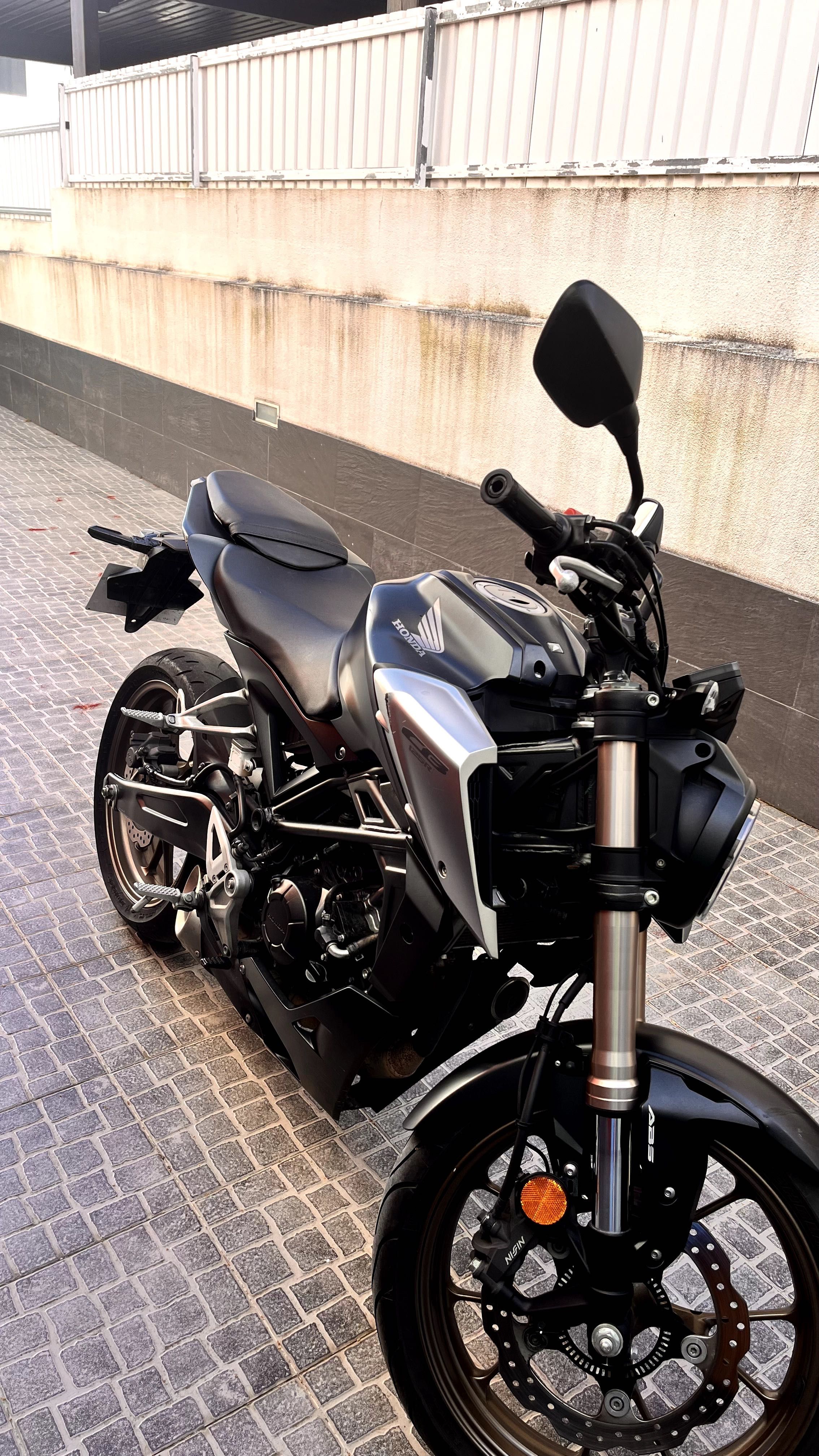 Honda CB125R Preta e cinza