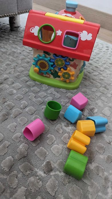 Domek z krztaltami