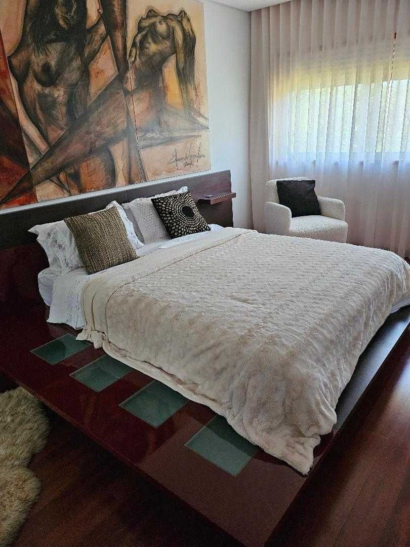 Cama de casal moderna em excelente estado