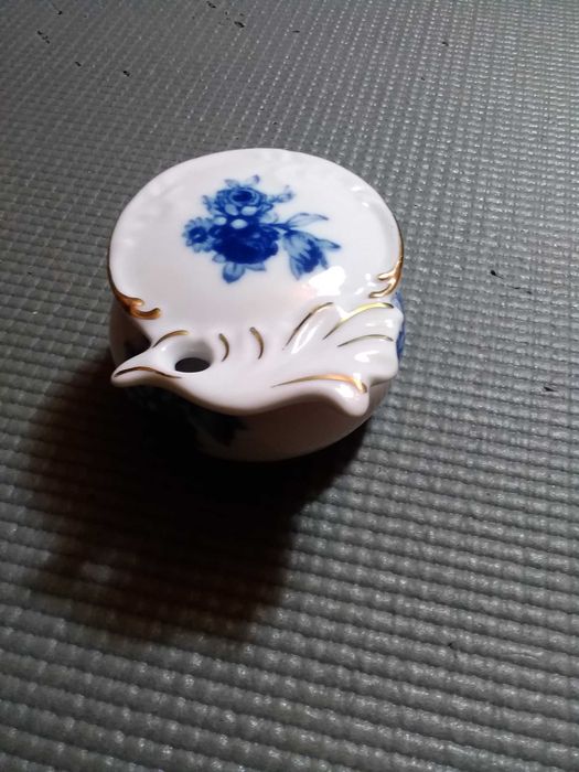 Caixa pequena em porcelana portuguesa