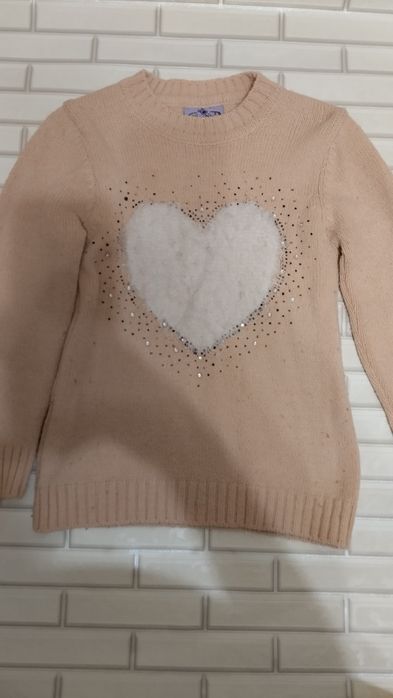 Рожевий світер на дівчинку 5-6 років.