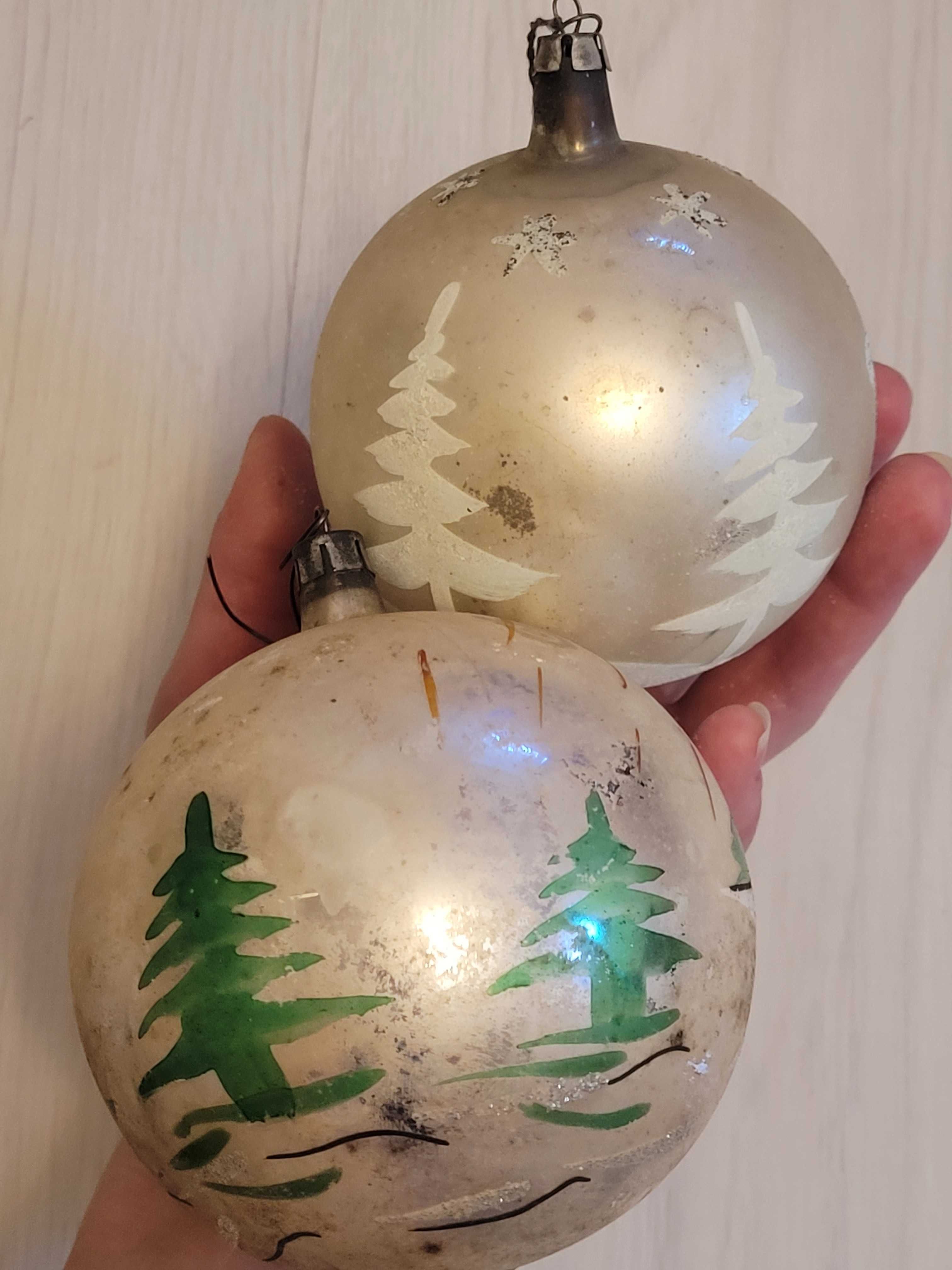Dwie duże  pieknie malowane bombki prl