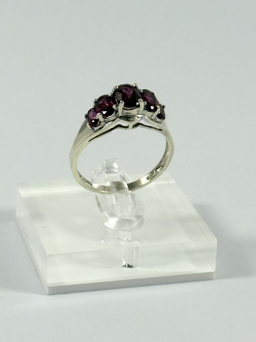 Złoty pierścionek z granatami