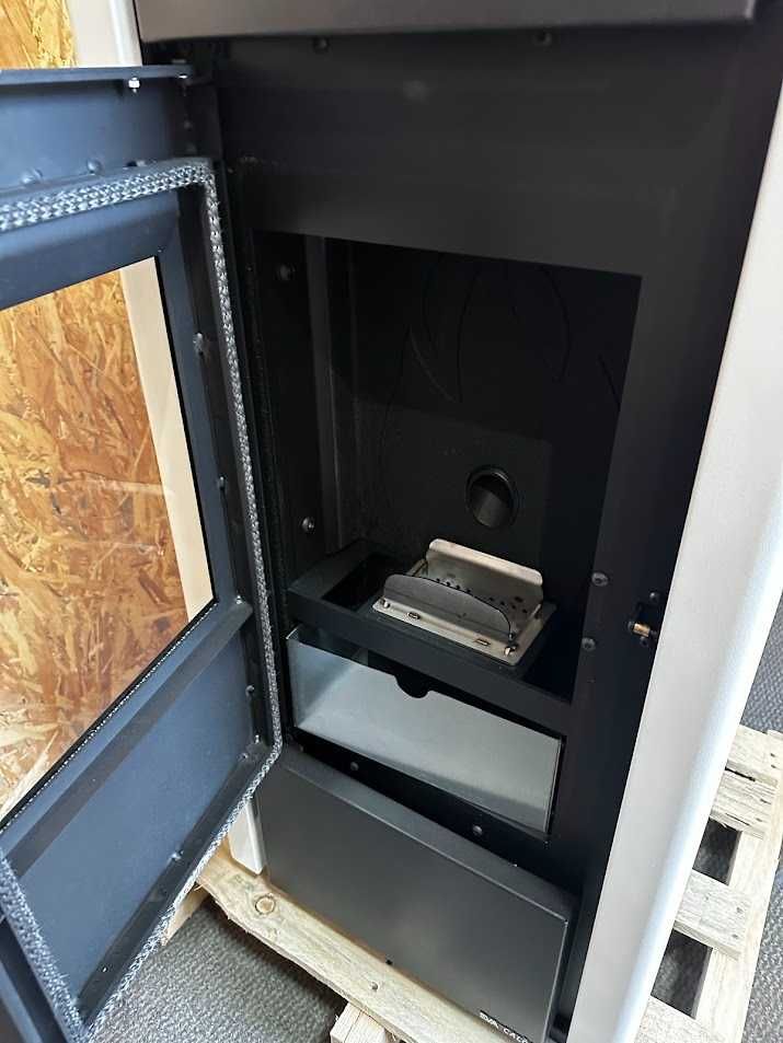 Piecyk na pellet Eva Calor Giusy 15 kW z DGP do trzech pomieszczeń